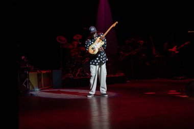 Buddy Guy 5-19-2022 'de Detroit, Michigan' daki Music Center for Performing Arts 'ta canlı performans sergiliyor.