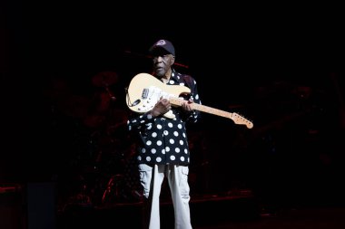 Buddy Guy 5-19-2022 'de Detroit, Michigan' daki Music Center for Performing Arts 'ta canlı performans sergiliyor.