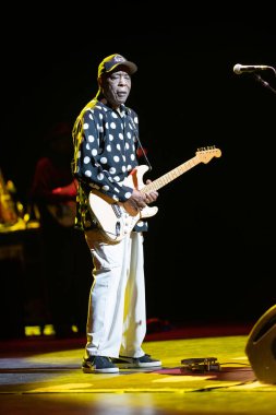 Buddy Guy 5-19-2022 'de Detroit, Michigan' daki Music Center for Performing Arts 'ta canlı performans sergiliyor.