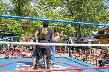 Lucha Libre Pro Wreslting, 26 Haziran 2022 'deki Michigan Taco Festivali' nde canlı performans sergiliyor.