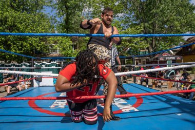 Lucha Libre Pro Wreslting, 26 Haziran 2022 'deki Michigan Taco Festivali' nde canlı performans sergiliyor.
