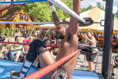Lucha Libre Pro Wreslting, 26 Haziran 2022 'deki Michigan Taco Festivali' nde canlı performans sergiliyor.