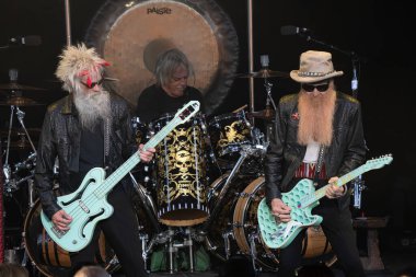 ZZ Top, 2 Temmuz 2022 'de Michigan Loto Amfitiyatrosunda canlı performans sergiliyor.
