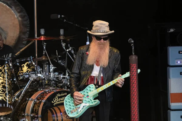 ZZ Top, 2 Temmuz 2022 'de Michigan Loto Amfitiyatrosunda canlı performans sergiliyor.