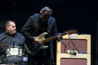 Jimmie Vaughan, 9-10-2022 'de Detroit, Michigan' daki Little Caesar 's Arena' da Eric Clapton için özel konuk olarak sahne alıyor.