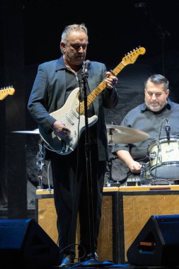 Jimmie Vaughan, 9-10-2022 'de Detroit, Michigan' daki Little Caesar 's Arena' da Eric Clapton için özel konuk olarak sahne alıyor.