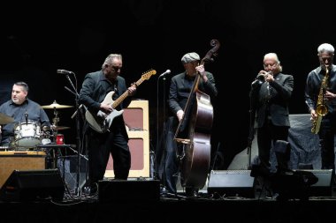 Jimmie Vaughan, 9-10-2022 'de Detroit, Michigan' daki Little Caesar 's Arena' da Eric Clapton için özel konuk olarak sahne alıyor.