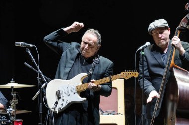 Jimmie Vaughan, 9-10-2022 'de Detroit, Michigan' daki Little Caesar 's Arena' da Eric Clapton için özel konuk olarak sahne alıyor.