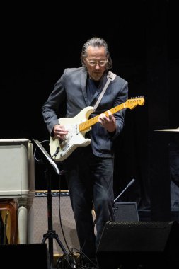 Jimmie Vaughan, 9-10-2022 'de Detroit, Michigan' daki Little Caesar 's Arena' da Eric Clapton için özel konuk olarak sahne alıyor.