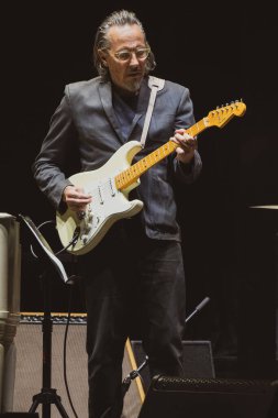 Jimmie Vaughan, 9-10-2022 'de Detroit, Michigan' daki Little Caesar 's Arena' da Eric Clapton için özel konuk olarak sahne alıyor.