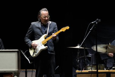 Jimmie Vaughan, 9-10-2022 'de Detroit, Michigan' daki Little Caesar 's Arena' da Eric Clapton için özel konuk olarak sahne alıyor.