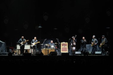 Jimmie Vaughan, 9-10-2022 'de Detroit, Michigan' daki Little Caesar 's Arena' da Eric Clapton için özel konuk olarak sahne alıyor.