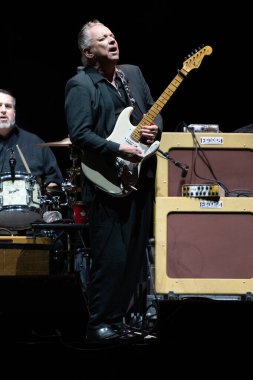 Jimmie Vaughan, 9-10-2022 'de Detroit, Michigan' daki Little Caesar 's Arena' da Eric Clapton için özel konuk olarak sahne alıyor.