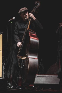 Jimmie Vaughan, 9-10-2022 'de Detroit, Michigan' daki Little Caesar 's Arena' da Eric Clapton için özel konuk olarak sahne alıyor.
