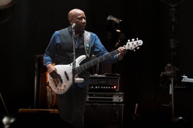 Eric Clapton, Detroit, Michigan 'daki Little Caesar' s Arena 'da özel konuk Jimmie Vaughan ile 9-10-2022' de sahne alıyor.