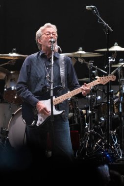 Eric Clapton, Detroit, Michigan 'daki Little Caesar' s Arena 'da özel konuk Jimmie Vaughan ile 9-10-2022' de sahne alıyor.