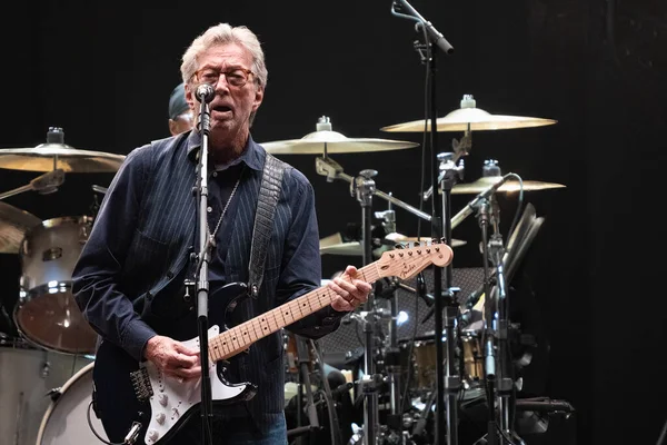 Eric Clapton, Detroit, Michigan 'daki Little Caesar' s Arena 'da özel konuk Jimmie Vaughan ile 9-10-2022' de sahne alıyor.