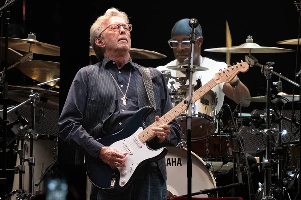 Eric Clapton, Detroit, Michigan 'daki Little Caesar' s Arena 'da özel konuk Jimmie Vaughan ile 9-10-2022' de sahne alıyor.