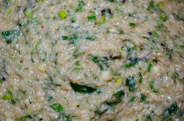 Dereotlu, soğanlı, maydanozlu ve koyu fesleğenli tavuk.