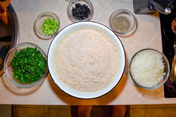 Hackfleisch mit Dill, Zwiebeln, Petersilie und dunklem Basilikum in Glasschalen — Stockfoto