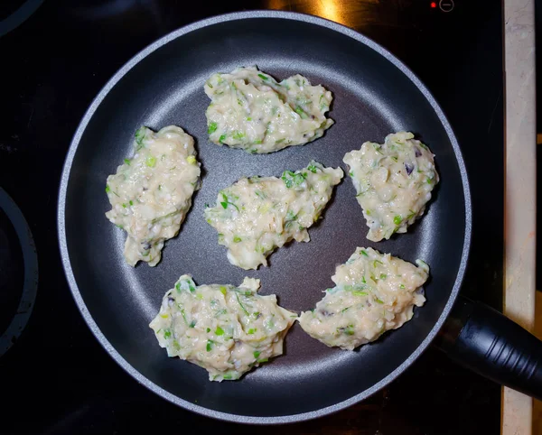Rohe Hähnchenhack-Pasteten mit grünem Gemüse auf der Pfanne Ansicht — Stockfoto