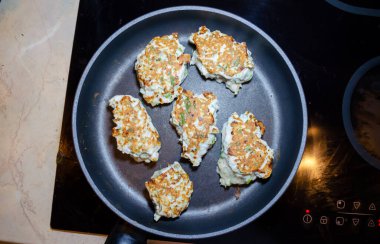 Tava manzaralı kızarmış tavuk kıymalı börek.