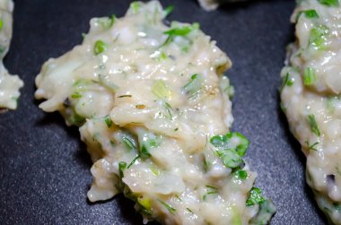 Tava manzaralı çiğ tavuk kıymalı börekler.