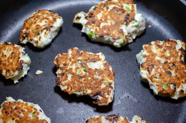 Tava manzaralı kızarmış tavuk kıymalı börek.