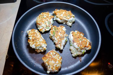 Tava manzaralı kızarmış tavuk kıymalı börek.