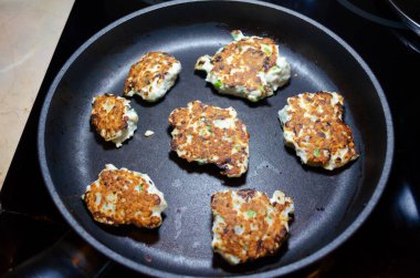 Tava manzaralı kızarmış tavuk kıymalı börek.