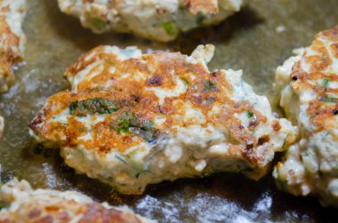 Tava manzaralı kızarmış tavuk kıymalı börek.