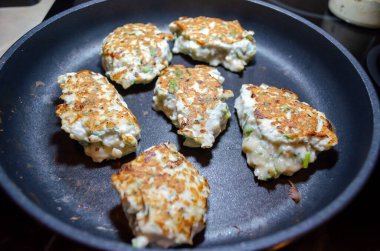 Tava manzaralı kızarmış tavuk kıymalı börek.