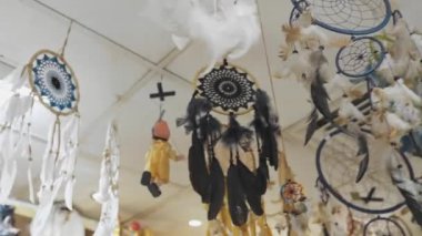 Hediyelik eşya dükkanında birçok düş kapanı var.