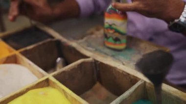 Kum rengi cam şişeler.