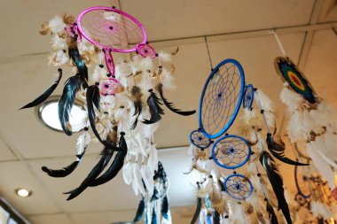 Hediyelik eşya dükkanında birçok düş kapanı var.