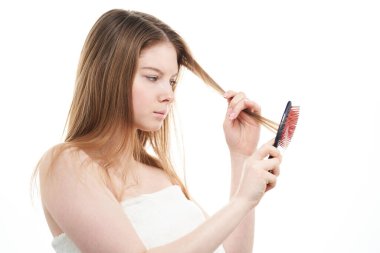 Genç kadın saçını tarıyor..