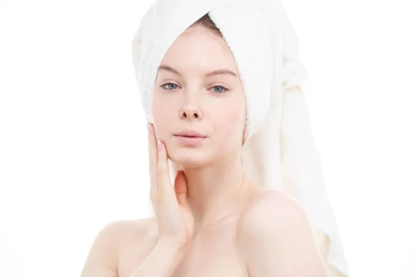 Giovane donna con pelle pulita perfetta su sfondo bianco. — Foto Stock