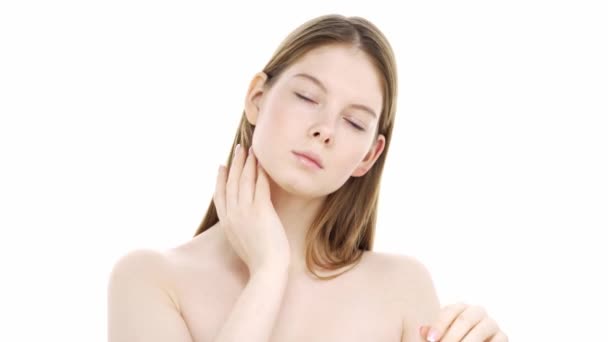 Mujer joven está comprobando el estado de su piel, haciendo masaje facial. — Vídeos de Stock
