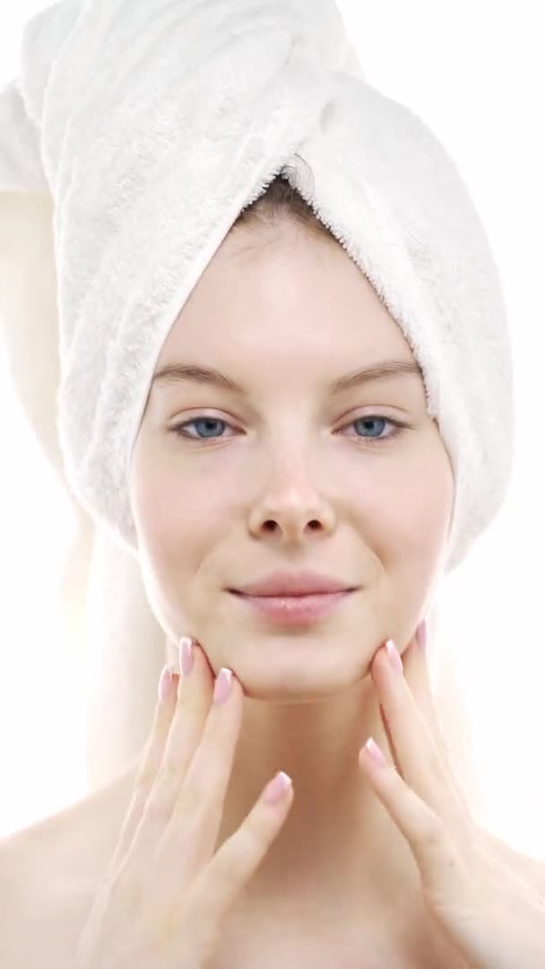 Jovem está verificando o estado de sua pele, fazendo massagem facial. — Vídeo de Stock