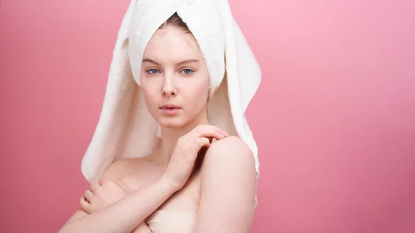 Närbild bild av ung kvinna på rosa bakgrund. — Stockfoto