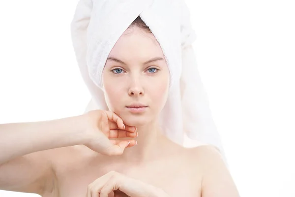 Ung kvinna med perfekt ren hud på vit bakgrund. — Stockfoto
