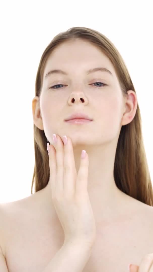 Genç kadın cildinin durumunu kontrol ediyor, yüz masajı yapıyor.. — Stok video