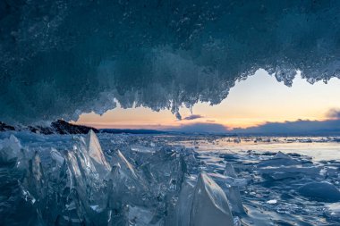 Baykal Gölü çevresindeki buz mağarası