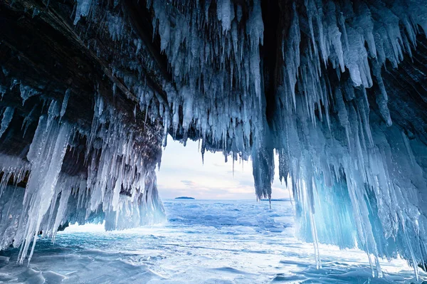 バイカル湖周辺の氷の洞窟 ストック画像