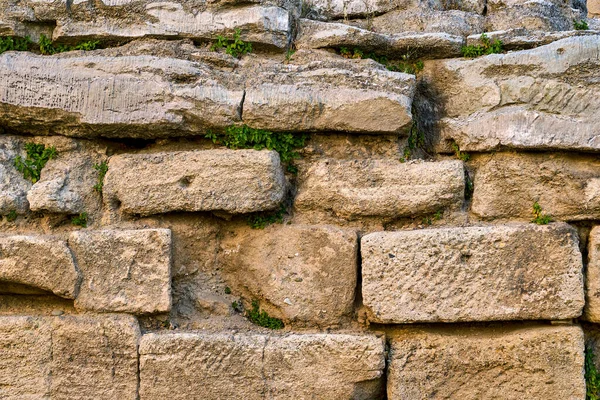 Taş bloklardan oluşan antik Roma yapıları bugün hala ayakta..