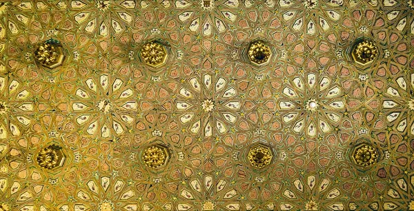 Sevilla 'da (İspanya) eski bir caminin tavanı çeşitli renk ve altın yapraklar oluşturur..