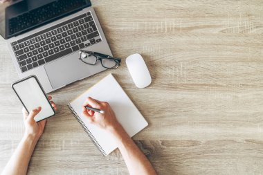 Düz konum, masaüstü çalışma alanı dizüstü bilgisayar, el bilgisayarı, defter ve cep telefonu