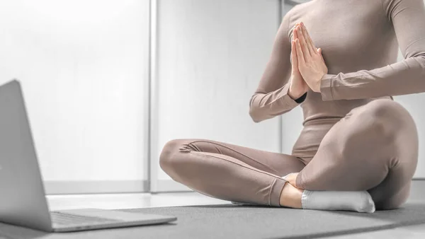 Foto Mujer Practicando Yoga Línea Casa Con Ordenador Portátil — Foto de Stock