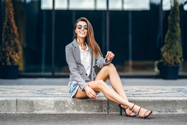 Modische Hübsche Frau Sitzt Auf Der Straße Der Stadt — Stockfoto