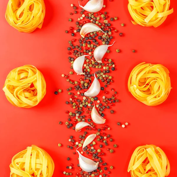 Flachbild Foto Von Zutaten Für Italienische Pasta Auf Rotem Hintergrund — Stockfoto